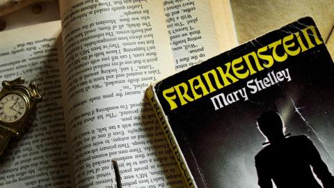 Com utilitzar la història de Frankenstein per a ensenyar ciències